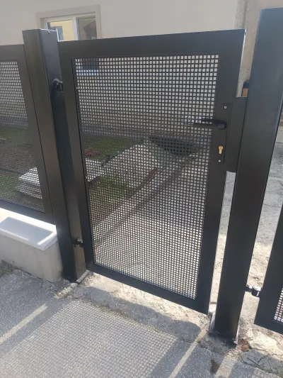 Vstupná bránka s dierovaným plechom
