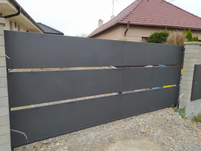 Samonosná brána s plechom