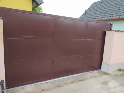 Posuvná brána na kolieskach plechová výplň