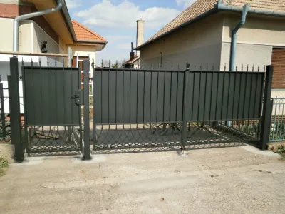 Kovová brána čierna