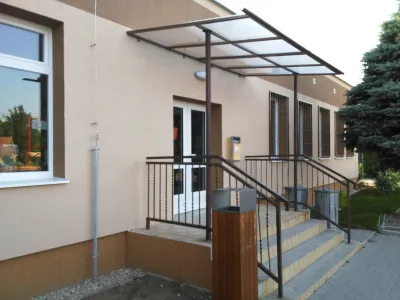 Jednoduchý prístrešok s lexanom