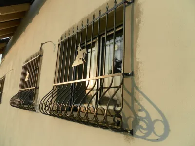Kovaná mreža s erbom