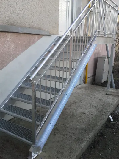 Exteriérové schody s roštom