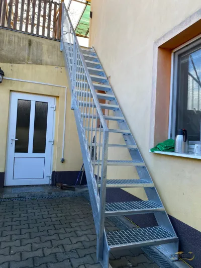 Pozinkovane schody s roštom